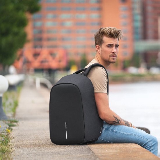 XD Design Bobby Hero Regular - Anti-Diefstal Rugzak 18 liter - Zwart