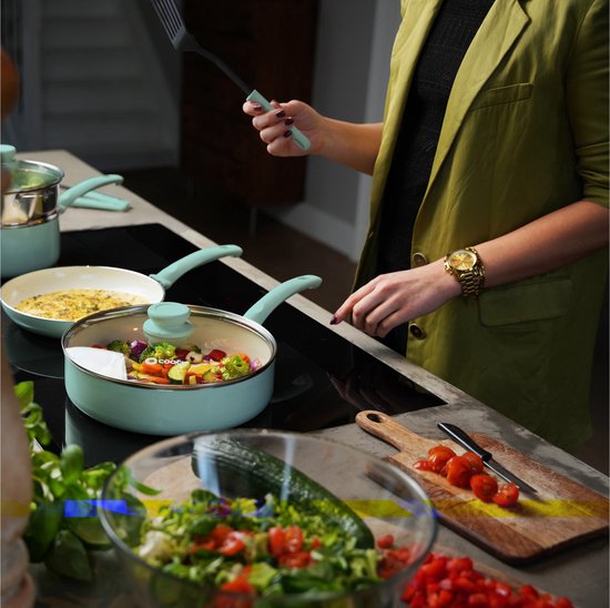 COOCK 19-Delige Pannenset Inductie - Speciale Anti-Aanbak Coating - Ergonomische Koudgrepen - Gerecycled Aluminium - koekenpannenset - kookpottenset - Turqoise (Groen) - Inclusief Onderzetters en E-book