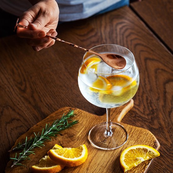 BarDeluxe® Gin Tonic Glazen - 500ml - Gin Tonic Geschenkset - Handgeblazen - Gin Glazen - 2 Stuks - Gin Set - Kristal - Cadeau voor Vrouw - Cadeau voor Man - Inclusief 2 Gin Glazen, Gin Tonic Lepel, Maatbeker, 2 RVS Rietjes & Receptenboekje