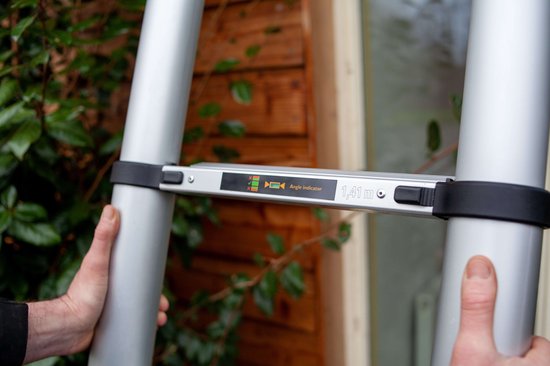 JCB by Batavia Telescoopladder Limited Edition – Voorzien Van Soft-Close Systeem En Hoekindicator En Antislip Sporten – Voor Professionals En Doe-het-zelvers – Zilver Aluminium – 83 – 327 x 83,5 x 8 cm