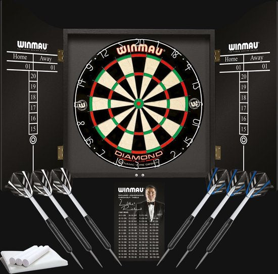 WINMAU - Professionele Dart Set met Diamond Plus Bristle Dartbord, Zwarte Kast, met 2 sets darts en officiële oche-lijn