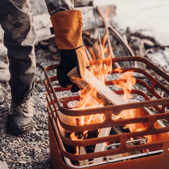höfats CUBE Vuurkorf roestige vuurplaats, barbecue, kruk en tafel voor tuin en terras, van roestvrij staal met ingebouwde blusfunctie