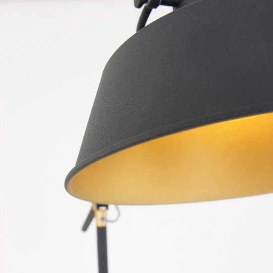 Zwarte Vloerlamp Nove 1322ZW - Draaibare & Kantelbare Industriële Lamp met Goudkleurige Details, E27 Fitting, Metaal & Kunststof - Mexlite