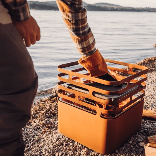 höfats CUBE Vuurkorf roestige vuurplaats, barbecue, kruk en tafel voor tuin en terras, van roestvrij staal met ingebouwde blusfunctie