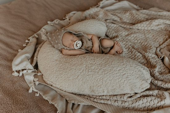 Snoozzz Voedingskussen Small met Fiber vulling en afneembare hoes - Chestnut - 120 cm