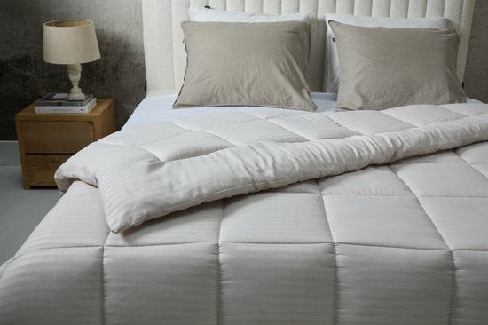 SleepMed Comfortabel dekbed gestreept - 200 x 200 cm - Creme