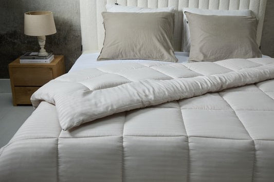 SleepMed Comfortabel dekbed gestreept - 200 x 200 cm - Creme