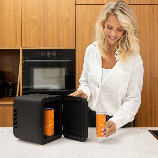 Soft & Silky Mini Koelkast Fridge – Voorzien Van Dual Power Supply En Koel En Verwarmingsfunctie En Compact Draagbaar Ontwerp – Voor Slaapkamer En Auto – Zwart Kunststof – 5 Liter