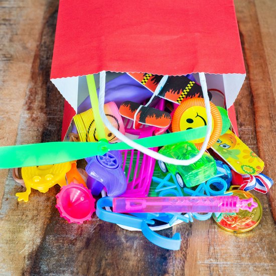 Partizzle 24x Uitdeelzakjes van Papier - Snoepzakjes voor Kinderen - Uitdeeltasjes Kinderfeestje Verjaardag - Klein Speelgoed Cadeauzakjes - Carnaval Snoep Uitdeelcadeautjes Fidget Toys Traktatie Zakjes - 21x15 cm