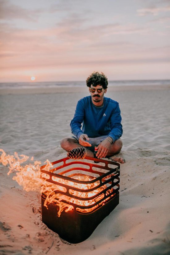 höfats CUBE Vuurkorf roestige vuurplaats, barbecue, kruk en tafel voor tuin en terras, van roestvrij staal met ingebouwde blusfunctie
