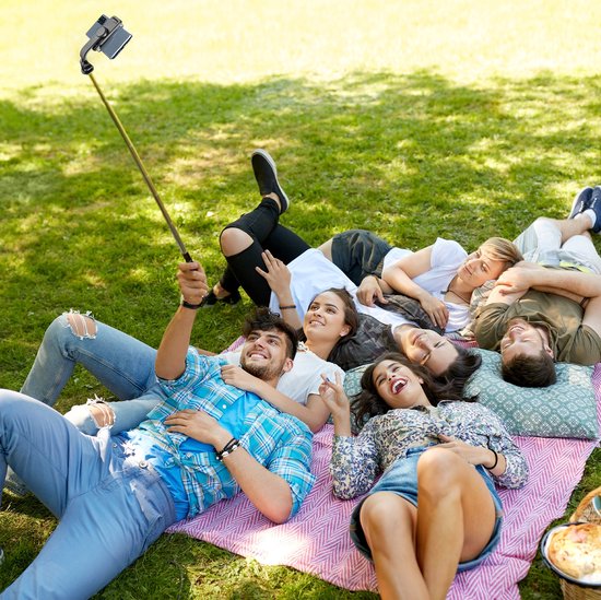 Studio ME Selfiestick Universeel - Statief - Geschikt voor Telefoon & Actiecamera - 100 cm - Selfie Stick - 360° Rotatie - Bluetooth Afstandsbediening - Telefoonhouder