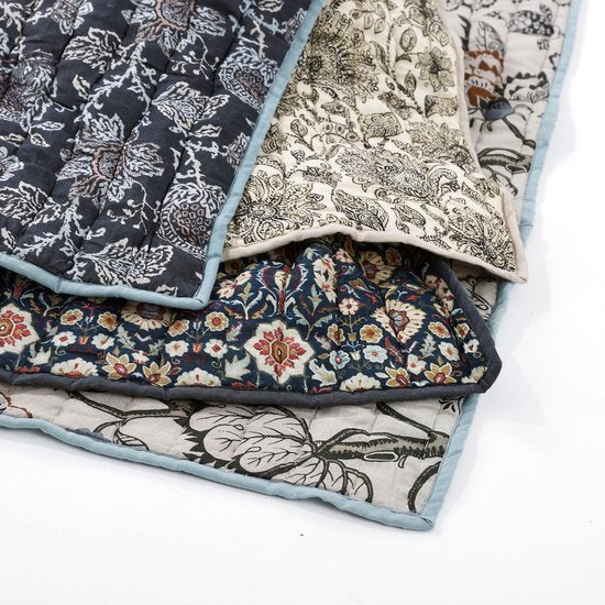 Mica Decorations Deken - Bloemenpatroon - 150 x 130 cm - Zwart