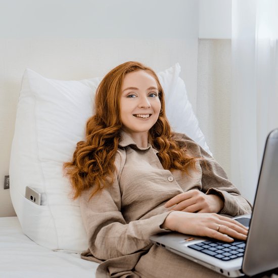 Bline Leeskussen Wit – Bookseat met Traagschuim – Leeskussen voor in Bed en Bank – Rugkussen met Zijvak – Ergonomische Rugsteun – Boekkussen – Wit