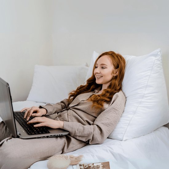 Bline Leeskussen Wit – Bookseat met Traagschuim – Leeskussen voor in Bed en Bank – Rugkussen met Zijvak – Ergonomische Rugsteun – Boekkussen – Wit