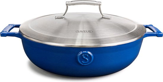 Saveur Voyage Hapjespan Ø30 cm – Gietijzer – PFAS-vrij – Geschikt voor Inductie & Oven – Met Deksel – Klassiek Blauw – Voor Stoven & Braden