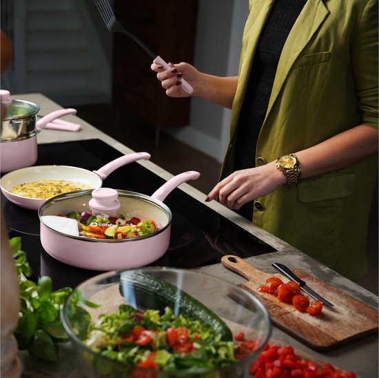 COOCK 19-Delige Pannenset - Speciale Anti-Aanbak Coating - Ergonomische Koudgrepen - Gerecycled Aluminium - koekenpannenset - kookpottenset - Lichtroze - Inclusief Onderzetters en E-book