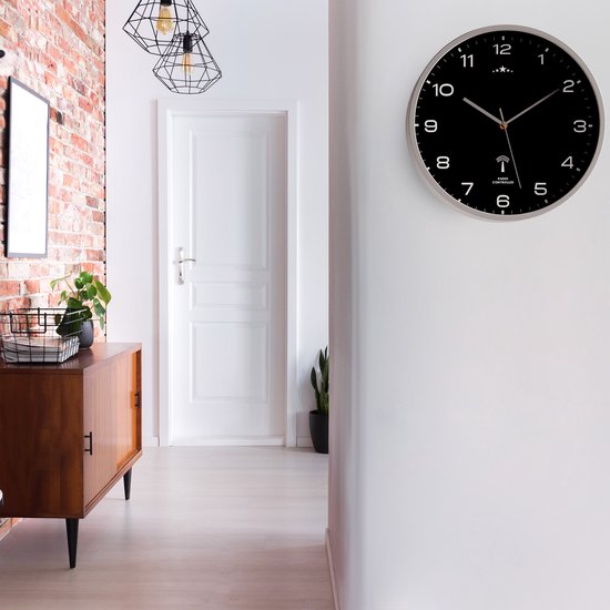 Monzana Wandklok – Automatisch Analoog Radiogestuurd Ø31cm - Zwart