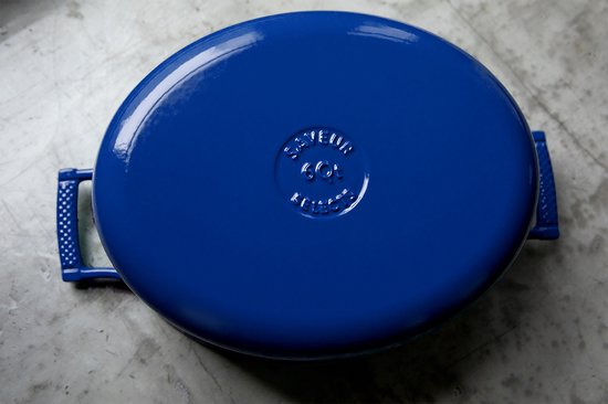 Saveur Voyage Braadpan Ø30 cm – Ovaal Gietijzer – PFAS-vrij – Geschikt voor Inductie & Oven – Klassiek Blauw – Voor Grote Maaltijden, Stoven & Slowcooking