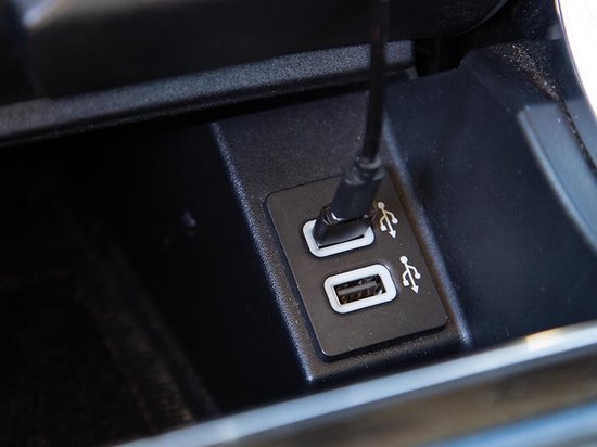 Perel Oranje led-zwaailicht, inclusief usb-C kabel en usb-C naar usb-A converter, met schroef-, magneet- en zuignapbevestiging