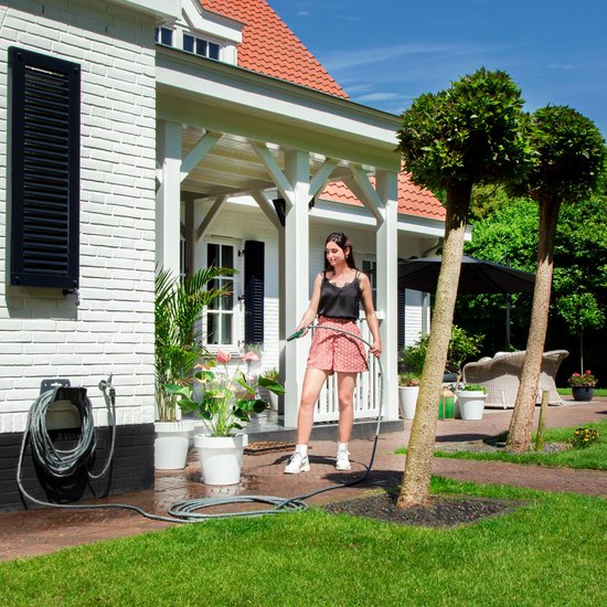 VONROC Tuinslang – Uitrekbare tuinslang 30 meter – Incl. aansluitingen, muursteun, spuitstuk en broespistool
