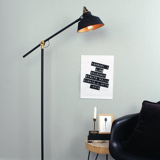 Zwarte Vloerlamp Nove 1322ZW - Draaibare & Kantelbare Industriële Lamp met Goudkleurige Details, E27 Fitting, Metaal & Kunststof - Mexlite