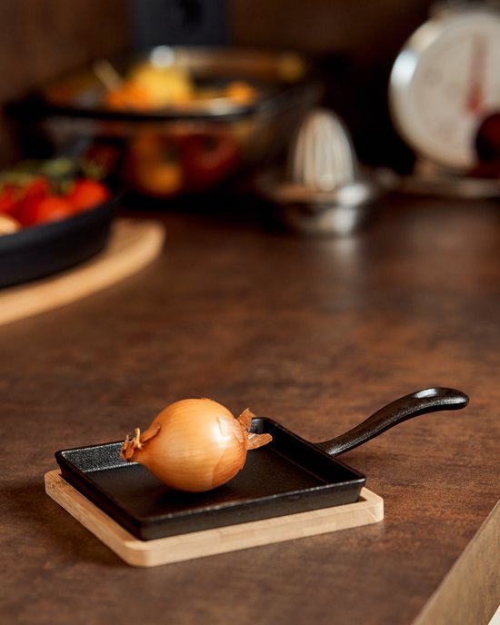 Excellent Houseware Serveerpannetje met plank - gietijzer - bamboe hout - 14 cm
