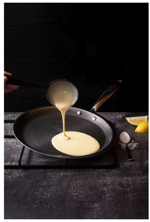 Rosmarino Pannenkoekenpan HexaPRO – Voorzien Van Laser Hexagonale Structuur En Stay-Cool Handgreep En Ovenbestendig Frame – Voor Inductie En Gas – Zilver Rvs En Aluminium – 28 cm