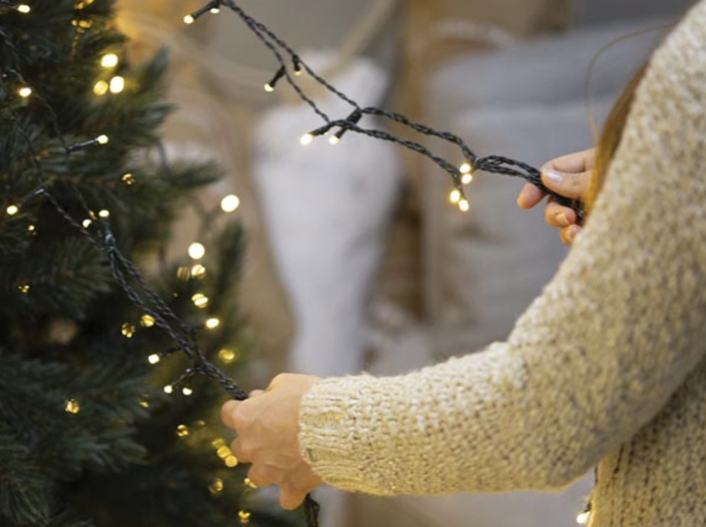 Vellight Atria LED For Tree Kerstverlichting Kerstboommantel – Voorzien Van Praktische Ring Met Lichtsnoeren En Energiezuinige Leds En Weerbestendige Adapter – Voor Binnen En Buiten – Groen Koper En Kunststof – 240 cm
