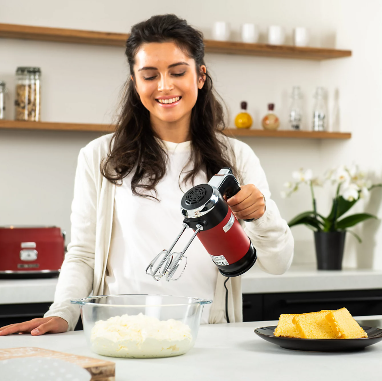 Westinghouse Retro Handmixer 350W – Rood – 2 Gardes & 2 Deeghaken – Met Opbergstandaard