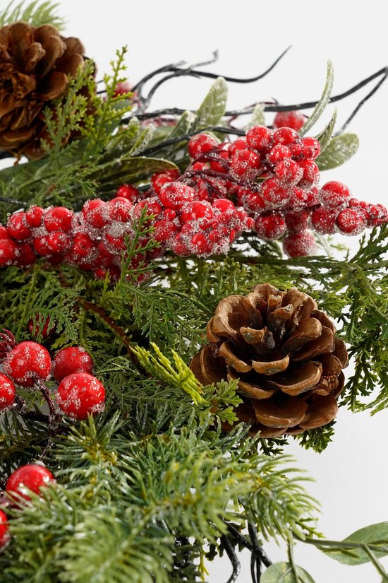 Mica Decorations Randell Kerstkrans - Kerstversiering met besneeuwd effect - Deurkrans eenvoudig op te hangen - Decoratie met besjes en dennenappels - Ø50 cm - Rood