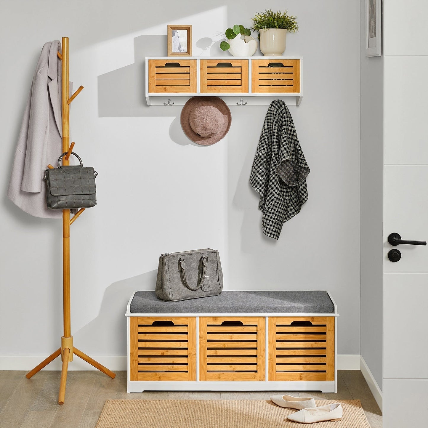 SoBuy Wandgarderobe - Hangrek met 3 manden en 4 haken - Max. 15KG - 80 x 25 x 20 cm - Wit