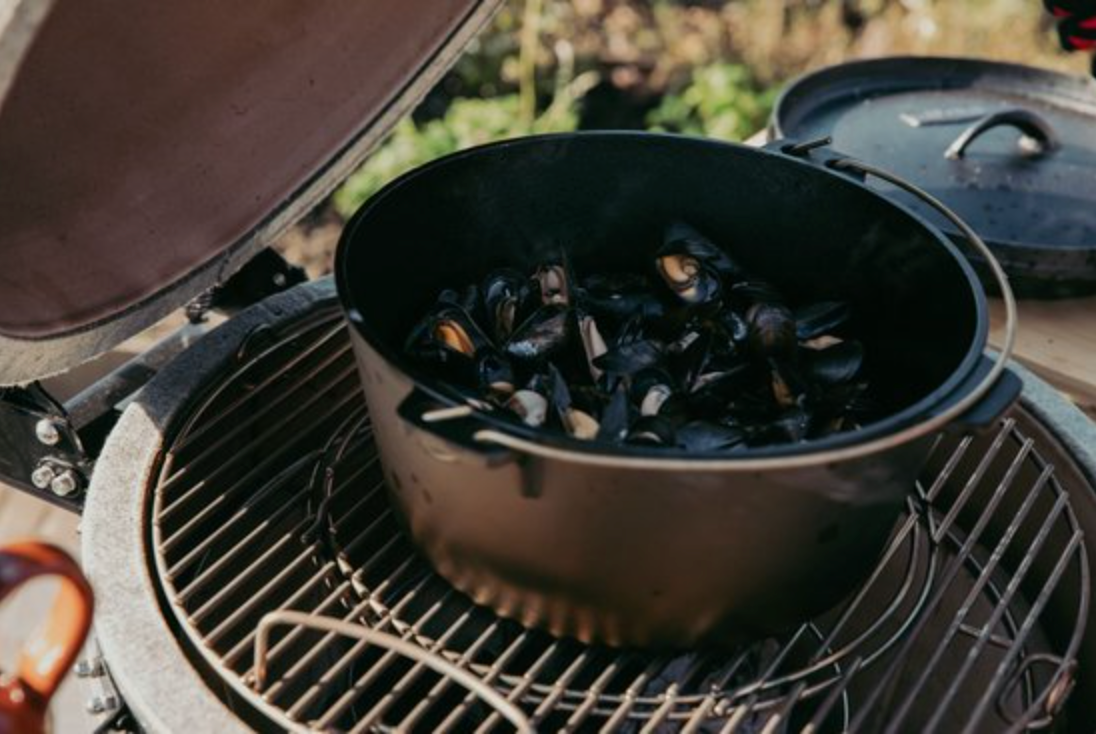 Westerholt Dutch Oven 7,5L - Gietijzeren kookpot met deksel - Voor open vuur en barbecue - Duurzaam en robuust