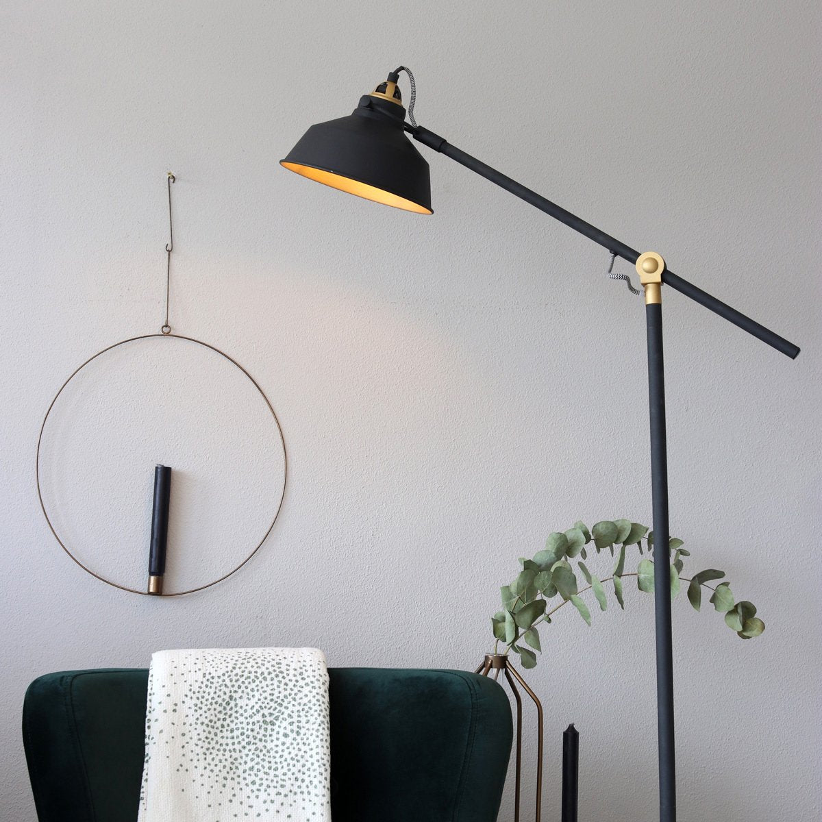 Zwarte Vloerlamp Nove 1322ZW - Draaibare & Kantelbare Industriële Lamp met Goudkleurige Details, E27 Fitting, Metaal & Kunststof - Mexlite
