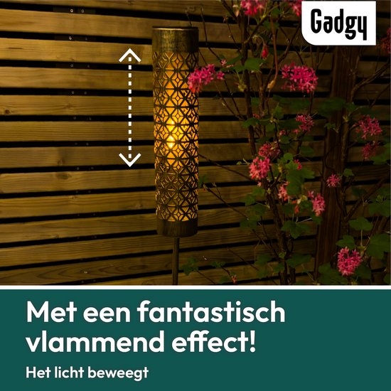 Gadgy Solar Tuinverlichting – 2x Staande Lampen met Bewegend Vlam Effect – Goud Metaal – LED Sfeerlampen op Zonne-energie – Voor Buiten – Weerbestendig – 98 cm Hoog - Grondspies