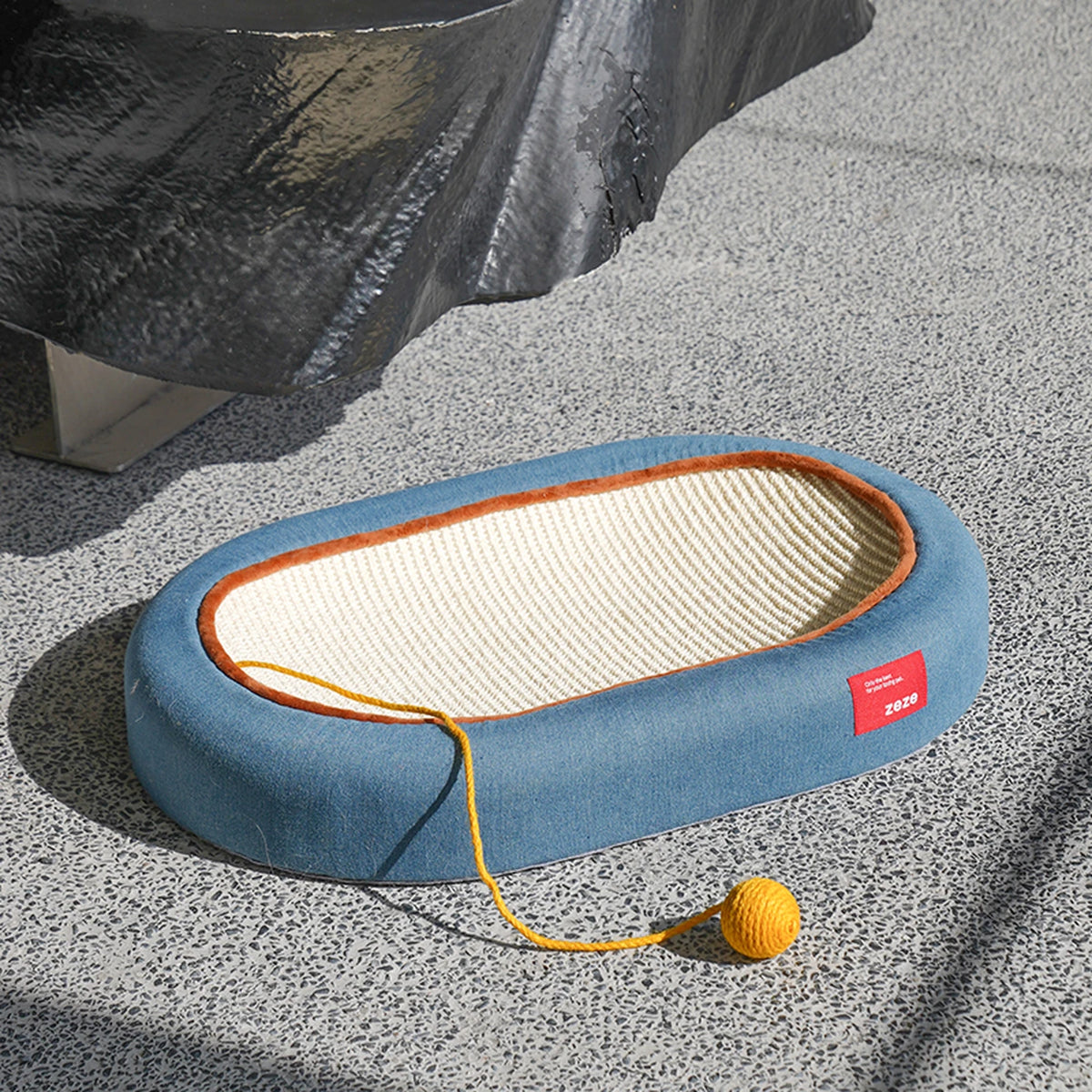 zeze Denim Jute Krabplank voor Katten - Gebogen Krabzone met Speelballen - 58 x 38 x 9 cm