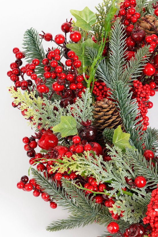 Mica Decorations Norah Kerstversiering - Kerstkrans met Dennenappels en Rode Besjes - Deurkrans voor Hal, Voordeur of Raam - Klassieke Kerstdecoratie - H11 x Ø40 cm - Rood
