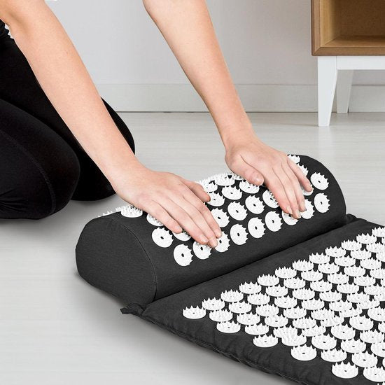 LifeGoods Spijkermat met Kussen - Shakti Mat - Acupressuur Mat - Spijkerbed - Massage Mat - Voor Pijnverlichting, Spierherstel, Stressverlichting en Meer - Incl. 2x Triggerpoint Bal - 60x40x2cm - Zwart