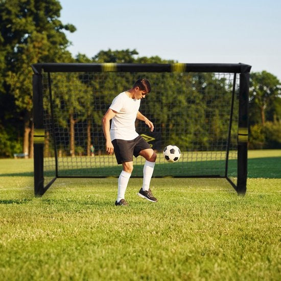 Umbro Voetbaldoel - Voetbal Goal 300 x 200 x 120 cm - Voetbalgoal Groot - Buitenspeelgoed voor Kinderen en Volwassenen - Snelle Montage - Voetbal Training Doel - Metaal - Zwart/ Geel