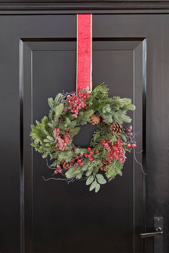 Mica Decorations Randell Kerstkrans - Kerstversiering met besneeuwd effect - Deurkrans eenvoudig op te hangen - Decoratie met besjes en dennenappels - Ø50 cm - Rood