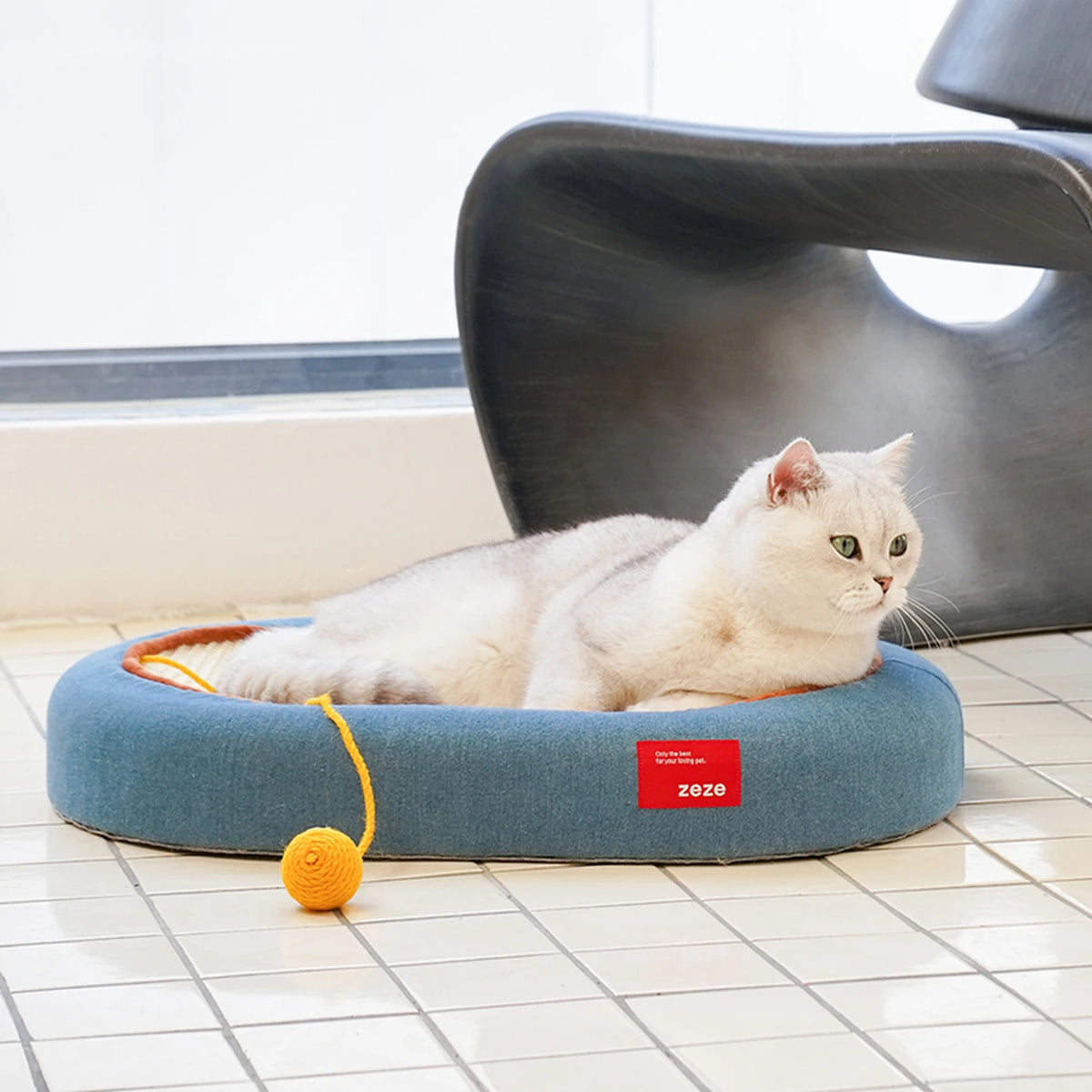 zeze Denim Jute Krabplank voor Katten - Gebogen Krabzone met Speelballen - 58 x 38 x 9 cm