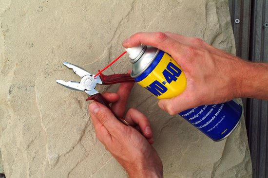 WD-40® Multi-Use Product Classic - Verdrijft vocht - Stopt piepen en kraken - Beschermt tegen roest en corrosie - Verwijdert vuil - Siliconenvrij - 100ml