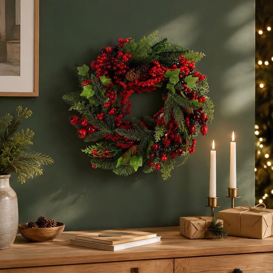 Mica Decorations Norah Kerstversiering - Kerstkrans met Dennenappels en Rode Besjes - Deurkrans voor Hal, Voordeur of Raam - Klassieke Kerstdecoratie - H11 x Ø40 cm - Rood