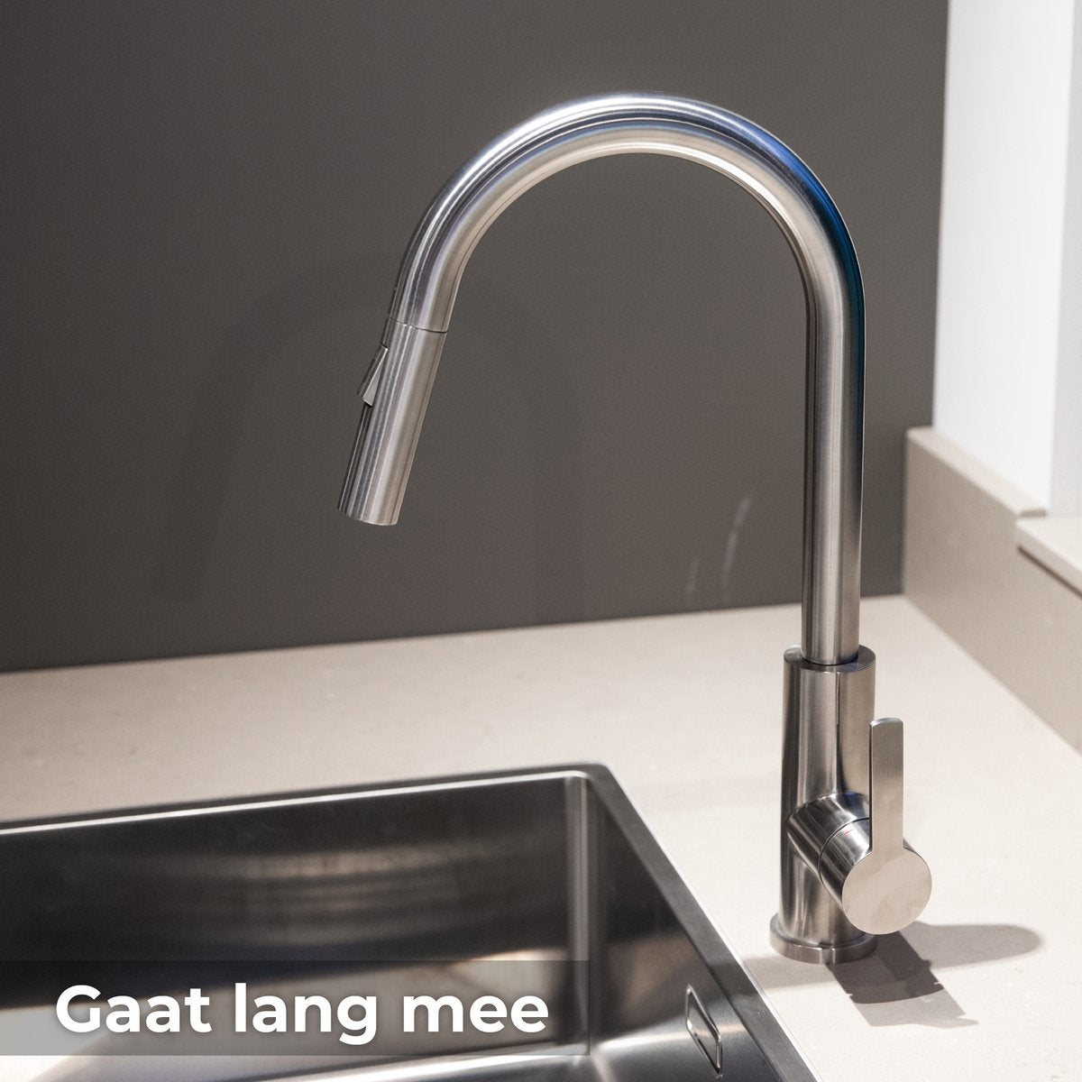 Mizzo Trigo Hoge Keukenkraan - Antibacteriële Sproeikop - 44 cm Hoog - Mat RVS