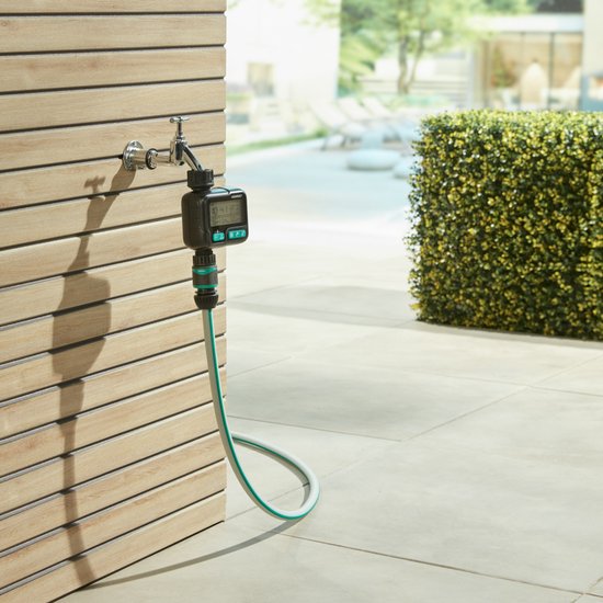 VONROC Watertimer en Irrigatiesysteem – Complete starterset – automatische bewateringsset/druppelsysteem – digitale watertimer – 3 sprinklerstanden: druppelen, vernevelen & sproeien – Incl. 15m slang, 10x sprinkler/waterdruppelaar, 10x slanghouder