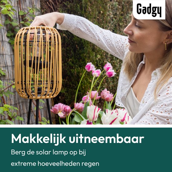 Gadgy Solar Tuinverlichting Staande Lamp Terras - Buitenlamp Zonne Energie Balkon & Tuin - Driepoot Tuinlamp Led Buiten met USB-aansluiting - Tuinverlichting op Zonneenergie - Lantaarn voor Buiten Verlichting - Tuinlampen - Rattan
