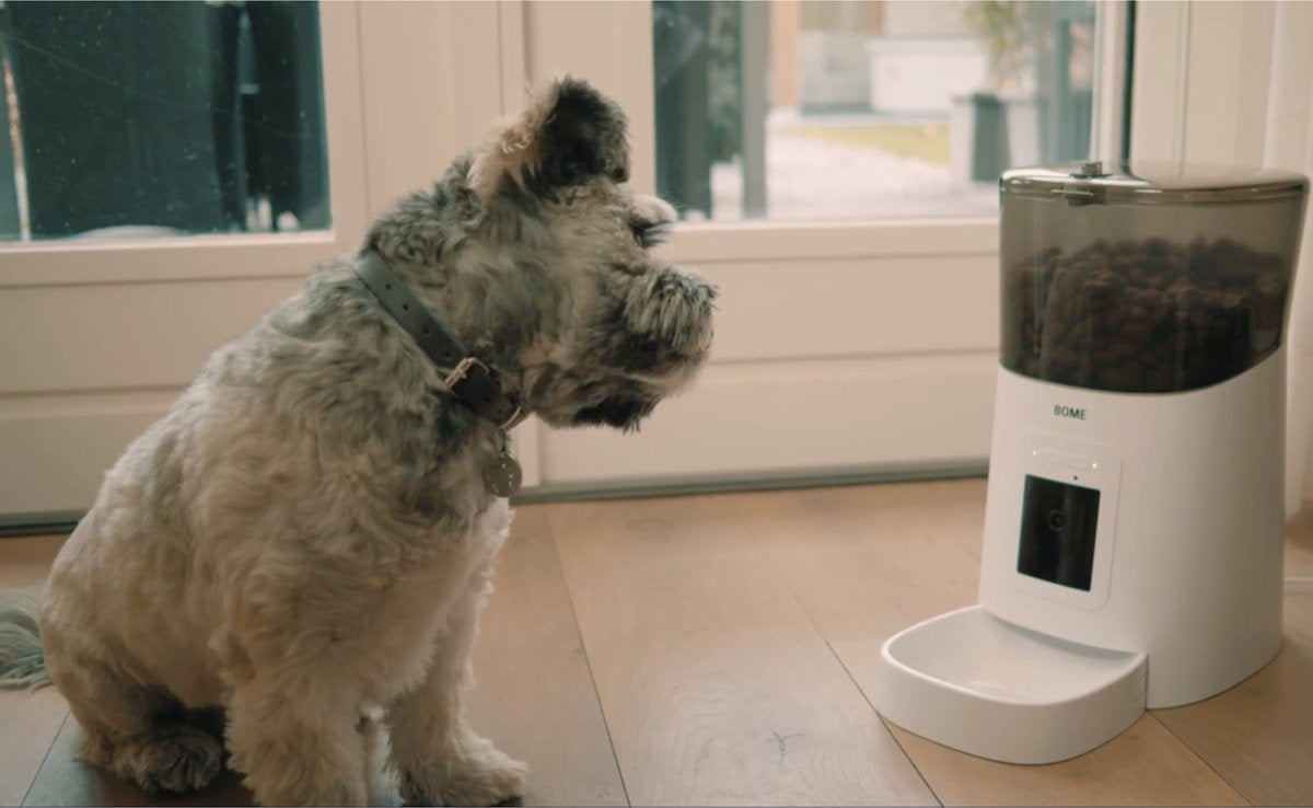 BOME - Automatische Voerbak voor katten en honden op afstand - Camera en Audio incl. SD-Kaart - Zwart