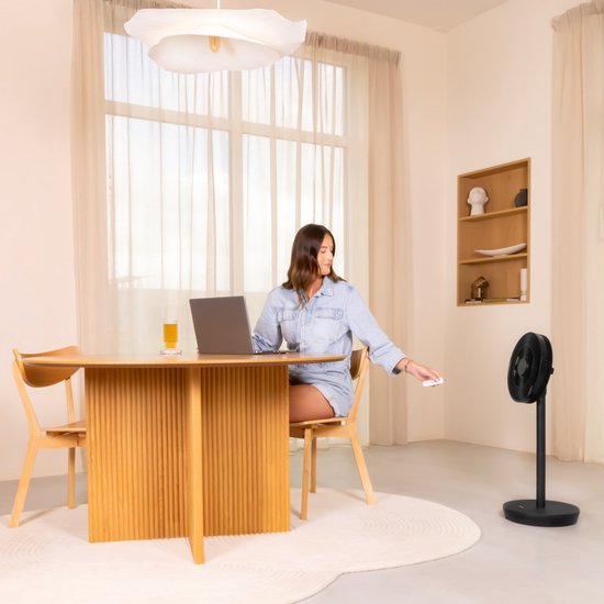 VONROC BREEZE Draadloze Ventilator – Fluisterstil (<44 dB) – 24 snelheden – lichtgewicht en draagbaar - 3 windmodi: Natuurlijk, Slaap, Normaal – Modulair: tafelventilator én vloerventilator – Luxe touchdisplay – Incl. afstandsbediening – Zwart