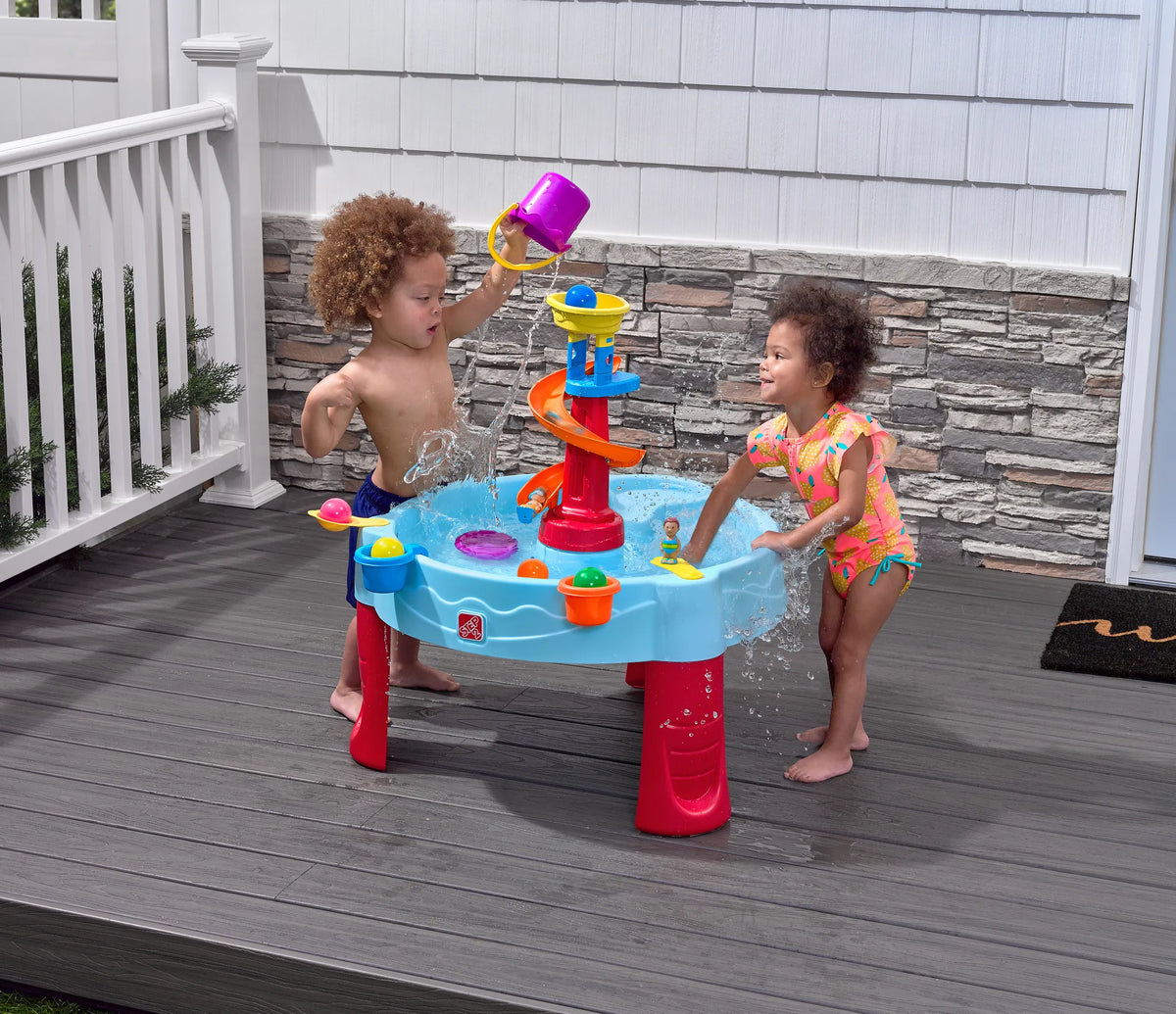 Step2 Spiral Slide Watertafel 66 x 66 x 57,1 cm – Blauw/Rood – 13-delige Accessoireset
