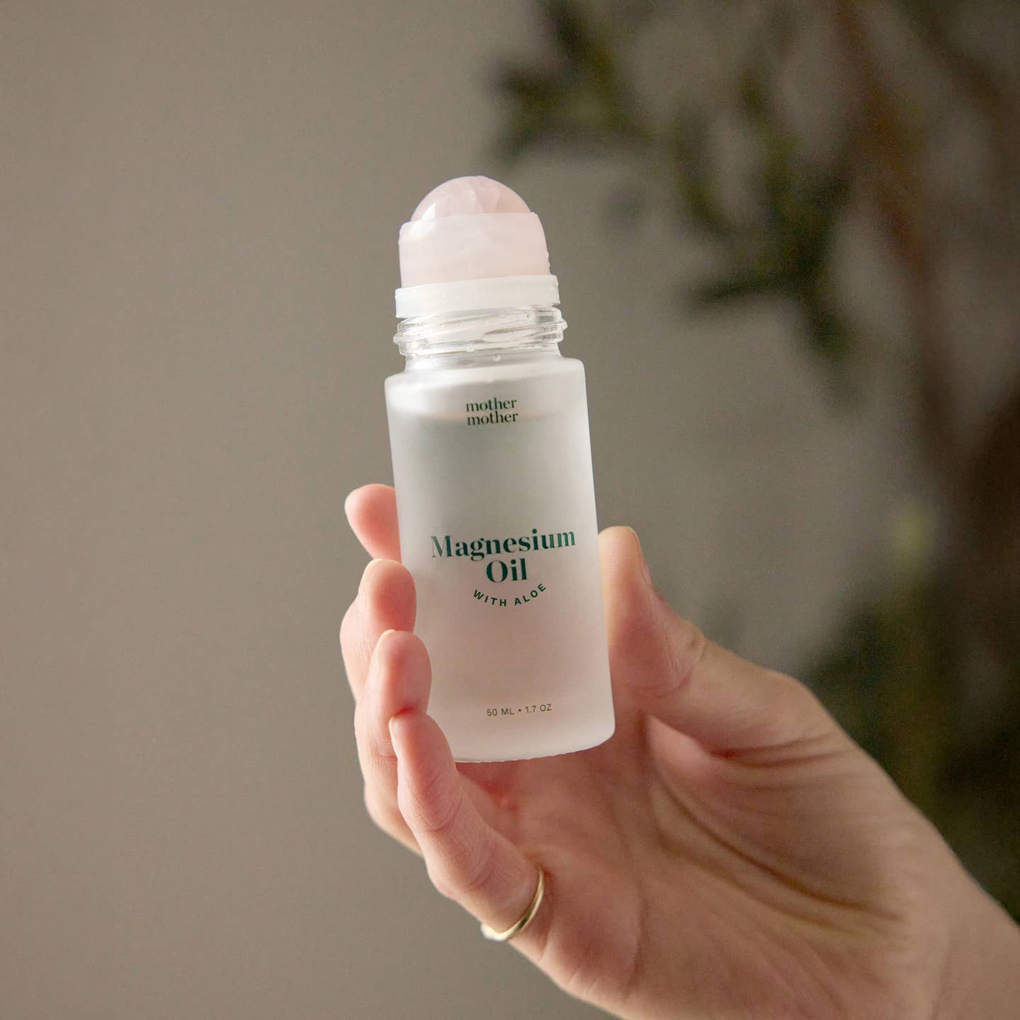 Mother Mother Magnesiumolie Roll-On met Aloë en Rozenkwartsroller - 50 ml - Transparant Glazen Fles