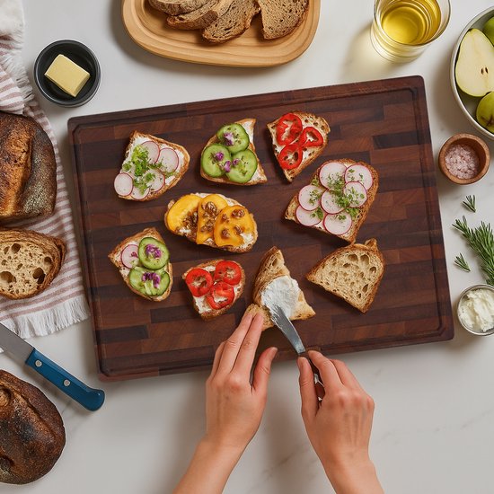 Deleca Walnoot Kopshouten Snijplank - Dubbelzijdig met Sapgeul / Handgrepen - Groot en Dikke Hakblok - Voor Keuken, Duurzame Snijplanken, Serveerplank, Kaasplank, Borrelplank, Tapasplank - Walnoten Hout - Zonder Plastic - 51x38x3.8 cm